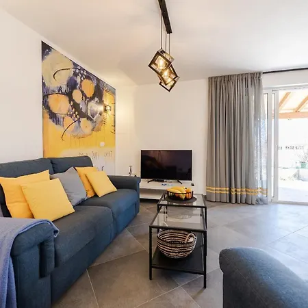 Charm Vila *